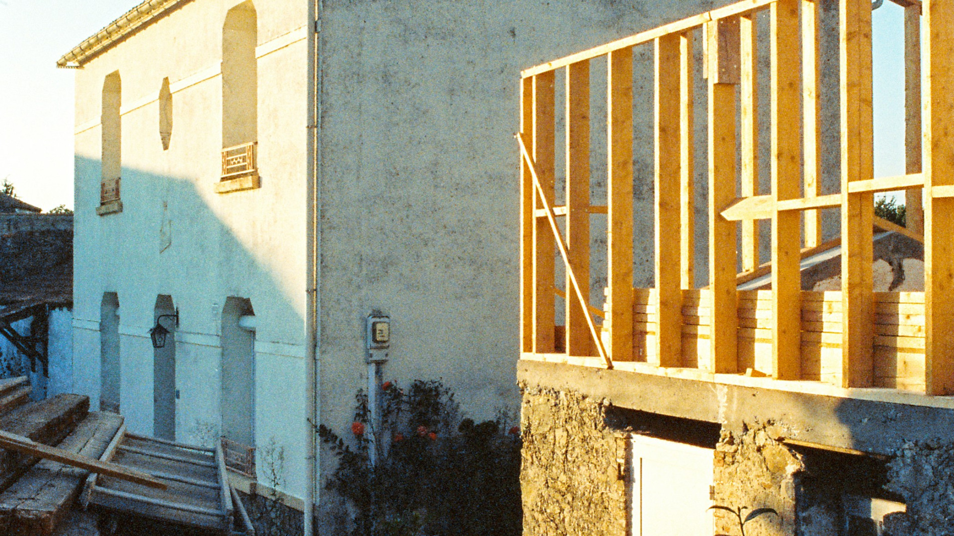 Quels sont les travaux de rénovation prioritaires dans une maison ancienne ?